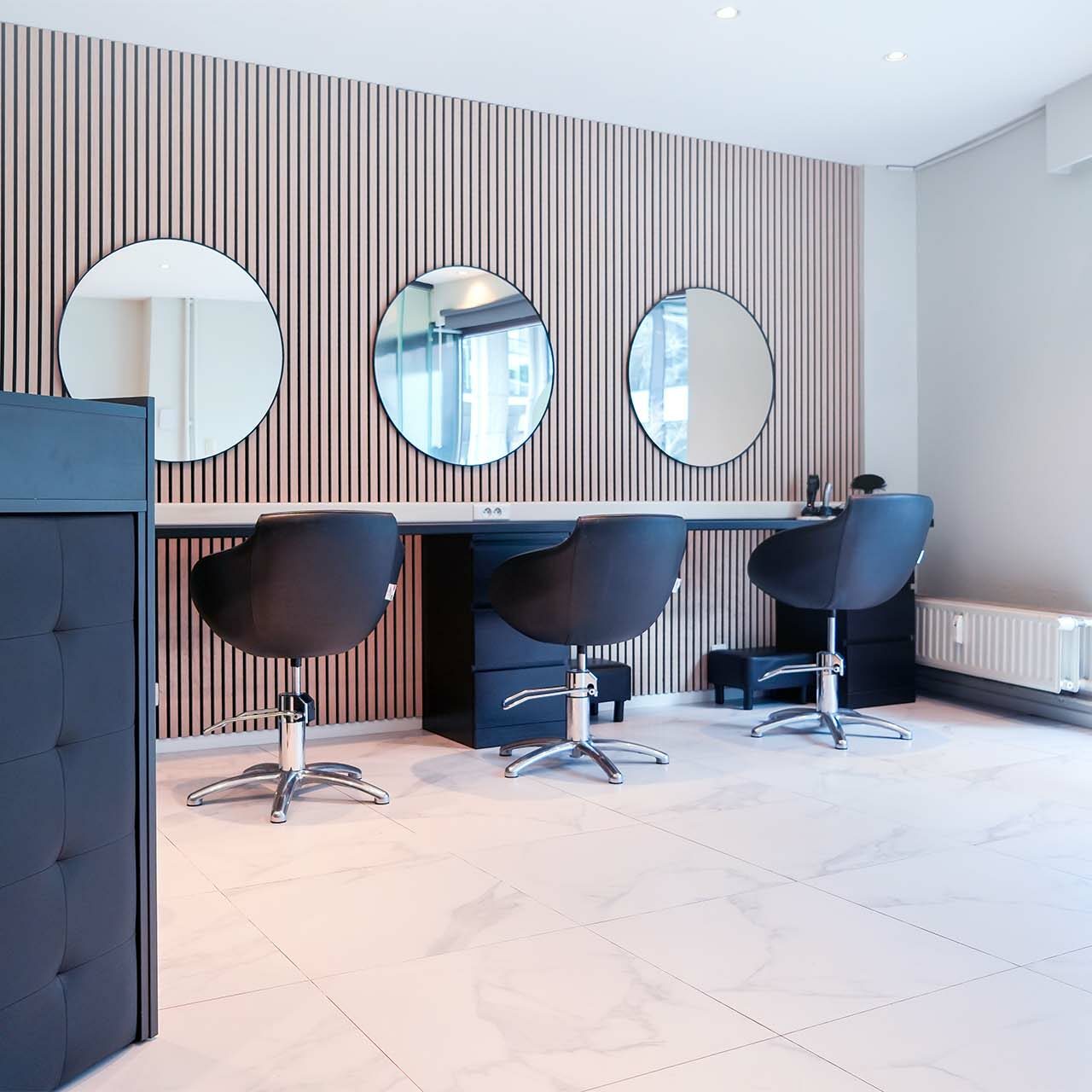 Postes de coiffage et miroirs ronds du salon